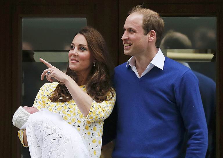Несмотря на то, что в Великобритании принято выписывать маму с младенцем на следующий день после родов, Кейт Миддлтон с новорожденной дочерью и в сопровождении принца Уильяма покинули больницу днем 2 мая, уже через несколько часов после появления принцессы на свет