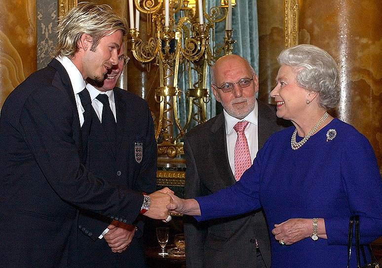В 2002 году королева Великобритании Елизавета Вторая вручила футболисту Дэвиду Бэкхему Орден Британской Империи. Впоследствии спортсмен был официально приглашен на свадьбу британского принца Уильяма и Кейт Мидлтон, состоявшуюся 29 апреля 2011 года
