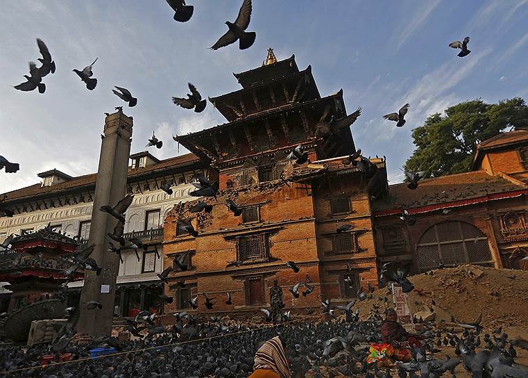 Катманду, Непал. Солдат непальской армии охраняет поврежденный во время землетрясения храм на площади Дурбар