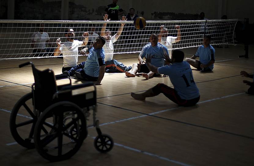 Газа, Палестина. Люди с ограниченными возможностями принимают участие в специальном чемпионате по волейболу