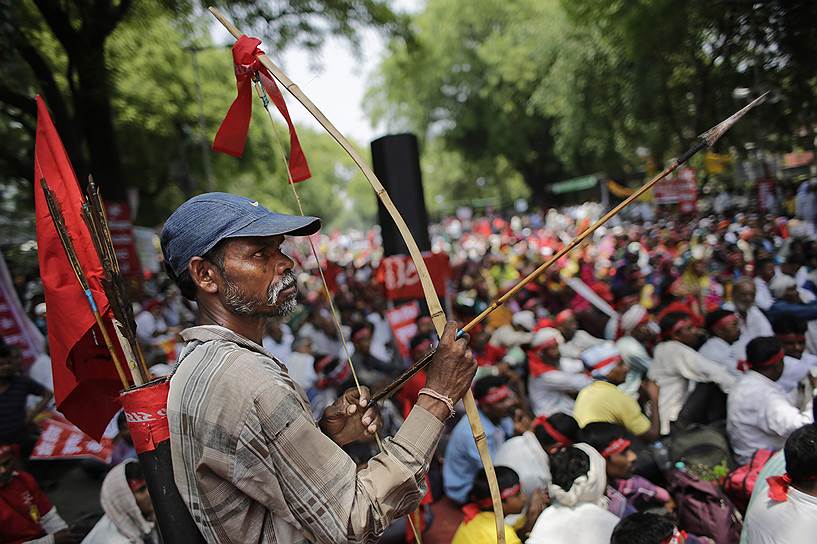 Нью-Дели, Индия. Индийский фермер с луком и стрелой протестует около парламента страны против земельной реформы
