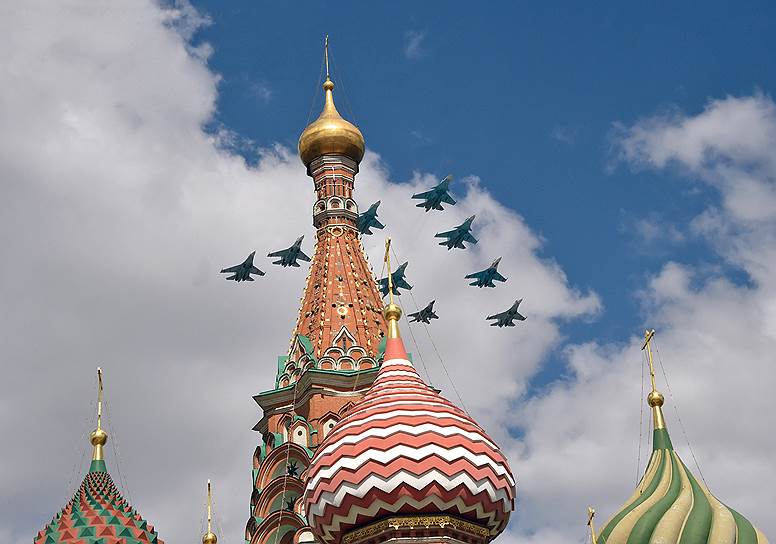 Москва, Россия. Репетиция воздушной части Парада Победы 