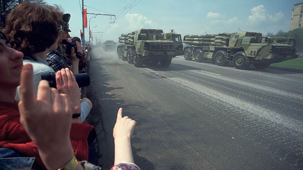 Реактивные системы залпового огня «Смерч» во время парада в честь Дня Победы на Поклонной горе 9 мая 1995 года