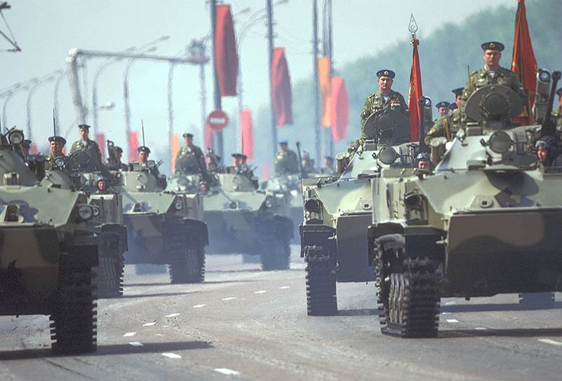 Бронемашины пехоты БМП-1 во время парада в честь Дня Победы на Поклонной горе 9 мая 1995 года
