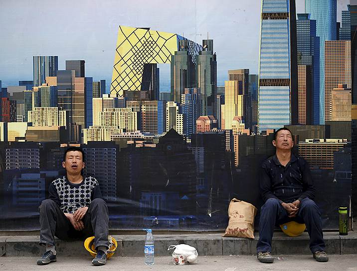 Пекин, Китай. Строители дремлют рядом со стройкой во время обеденного перерыва