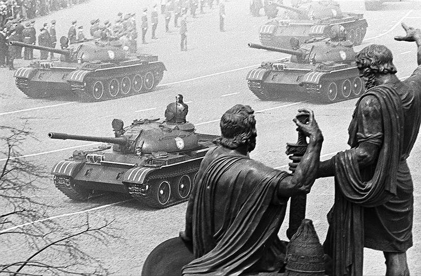В параде 1965 года приняли участие бойцы, штурмовавшие Рейхстаг, и были показаны образцы советской военной техники, часть из которых, впрочем, как выяснилось впоследствии, оказались макетами
&lt;br>На фото: Тяжелые танки «ИС-3» («Иосиф Сталин»)