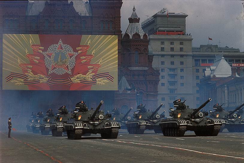 Тяжелые танки Т-72 на Красной площади во время парада 1999 года