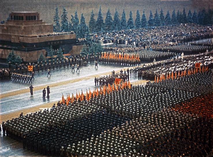 В параде 1945 года приняли участие 40 тыс. военнослужащих 