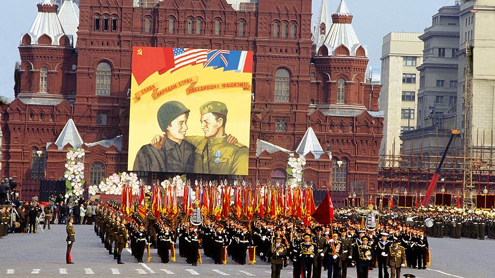 Парад на Красной площади проводился для ветеранов, а на Поклонной горе — для иностранных делегаций, с участием тяжелой военной техники 