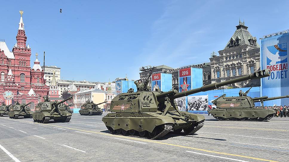 По Красной площади прошли танки Т-14 «Армата», самоходные артиллерийские установки «Коалиция-СВ», стратегические ракетные комплексы «Ярс»