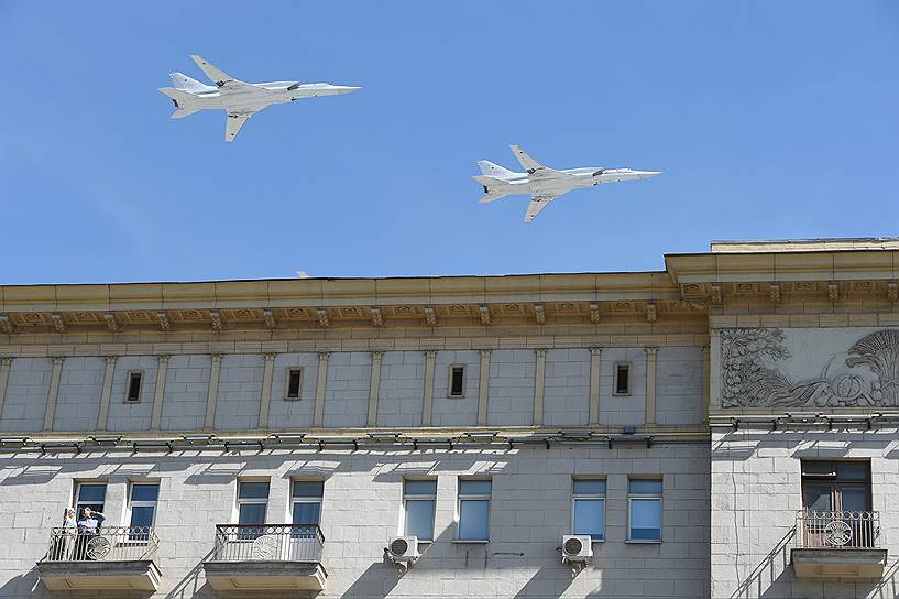 Над Красной площадью пролетели истребители Су-35, учебно-боевые самолеты Як-130, стратегические бомбардировщики Ту-22М3, Ту-95МС и Ту-160