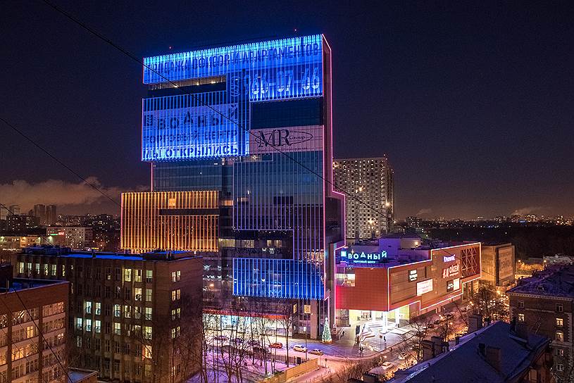 Специалисты компании Philips разработали единую концепцию внутреннего и внешнего освещения многофункционального комплекса «Водный», которая полностью соответствует названию. Cветовые сценарии фасадного освещения, реализованного на решениях Philips Color Kinetics, воссоздают эффект перелива морских волн. Инновационное освещение 26-этажного здания подчеркнуло его футуристическую архитектуру и идеально вписалось в общую световую картину города