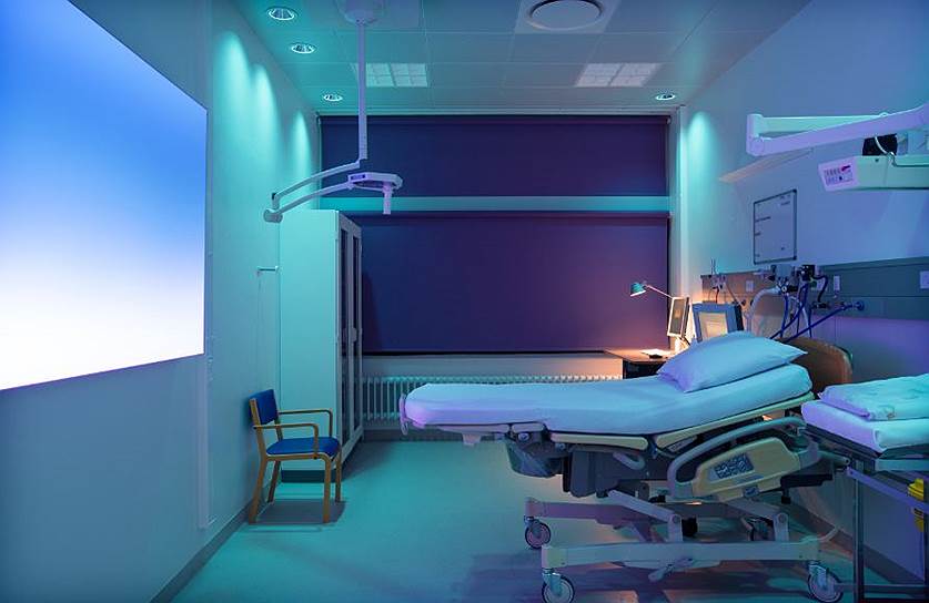 Созданное Philips светодиодное решение HealWell, устанавливаемое в больничных палатах, способствует выздоровлению пациентов. Освещение, максимально приближенное к естественному, благотворно воздействует на биоритмы пациентов. У пациентов увеличивается продолжительность сна, улучшается их настроение и душевное состояние. Менять сценарии освещения и регулировать свет в палате могут как врачи, так и пациенты — при помощи специальных пультов