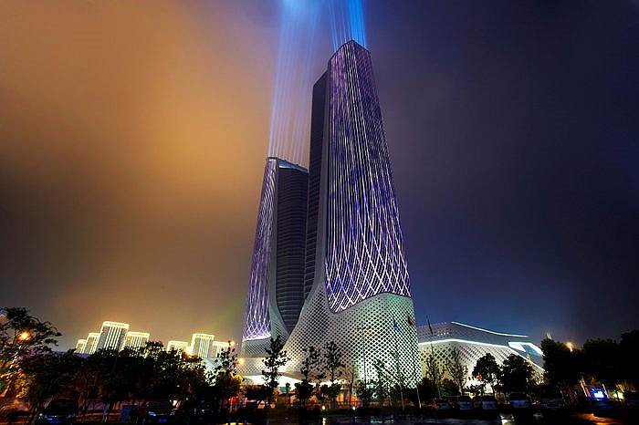 Создавая уникальную систему освещения для Международного центра молодежной культуры в китайском Наньцзине, компания Philips использовала светодиодные ленты, которые формируют 700 тыс. светящихся узлов. Управляемые дистанционно, ленты способны воспроизводить миллионы оттенков. На крышах двух башен, кроме того, установлены мощные LED-лампы, испускающие вертикальные потоки света, которые визуально увеличивают и без того высокие здания