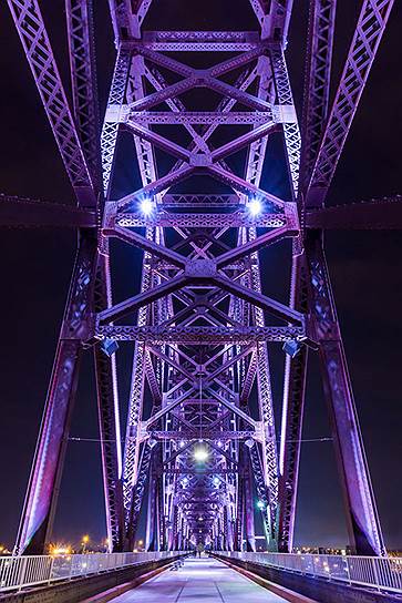 В 2013 году компания Philips реализовала проект интеллектуального архитектурного освещения пешеходного Моста Большой четверки в американском Луисвилле. Более 1,5 тыс. светодиодных гирлянд, установленных с внутренней и внешней сторон моста, находятся под управлением общего контроллера. Возможность воспроизведения 16 млн цветов позволяет создавать бесконечно количество световых композиций, превращающих мост в арт-объект