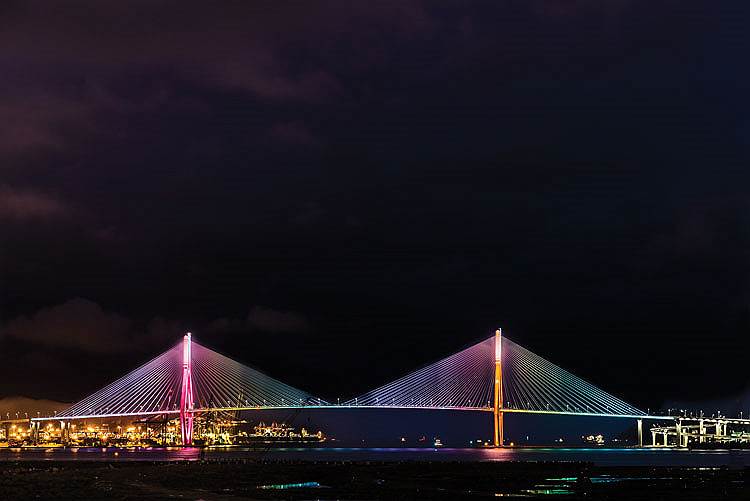 Автомобильный мост через Северный порт и залив Пусанман, соединяющий район Йондогу с районом Намгу города-метрополии Пусан — крупнейшего порта Южной Кореи. Изначально мост освещали энергозатратные и недолговечные металлогалогенные лампы. Они были заменены светодиодными решениями Philips Color Kinetics, рассчитанными на 50 тыс. часов работы и воспроизводящими 16 млн различных цветовых оттенков. Светодизайнеры спроектировали освещение моста таким образом, чтобы световые сценарии менялись каждые 20 секунд