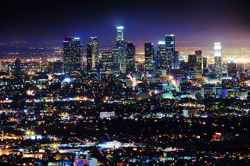 Администрация Лос-Анджелеса в начале апреля объявила о внедрении софтверной платформы для уличного освещения Philips CityTouch. К июню 2016 года 110 тыс. светодиодных светильников, установленные по всему городу, будут подключены к единому центру управления. В результате город планирует снизить расходы на обслуживание LED-светильников на 20%. Кроме того, возможность включать светильники по календарному или индивидуально разработанному плану поможет реализовать городскую программу по повышению комфортности и безопасности улиц для пешеходов