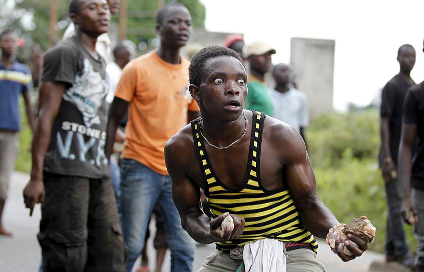 5 мая, когда протестующие собирались пройти маршем до посольства США в столице Бурунди, — Бужумбуре —  в ситуацию вмешалась полиция, применив против демонстрантов слезоточивый газ и дымовые шашки