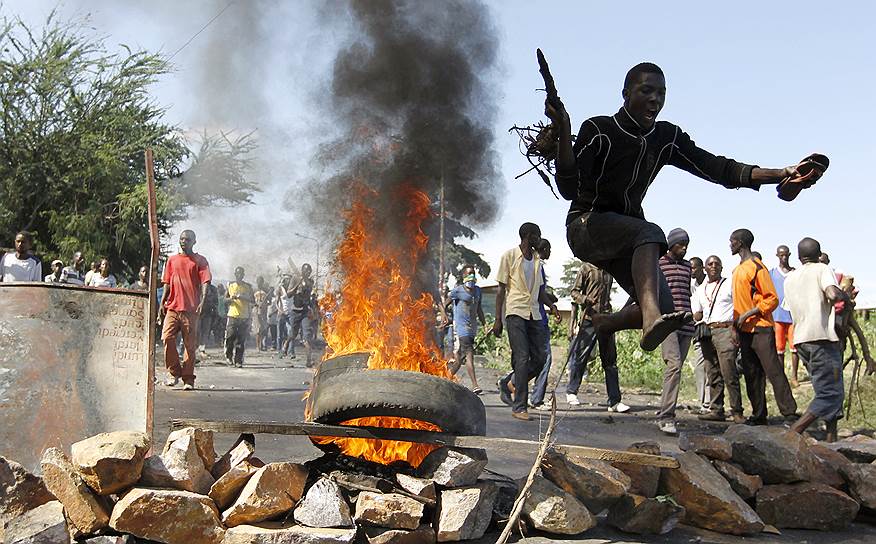 Конституция Бурунди 2005 года разрешает президенту находиться у власти только два раза, однако Нкурунзиза опротестовал это, мотивировав тем, что в первый раз он был избран парламентом, а не всеобщим голосованием