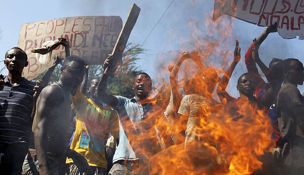 Порядка 300 различных общественных организаций призвали население выйти на демонстрацию, чтобы выразить протест «перевороту против конституции» страны
