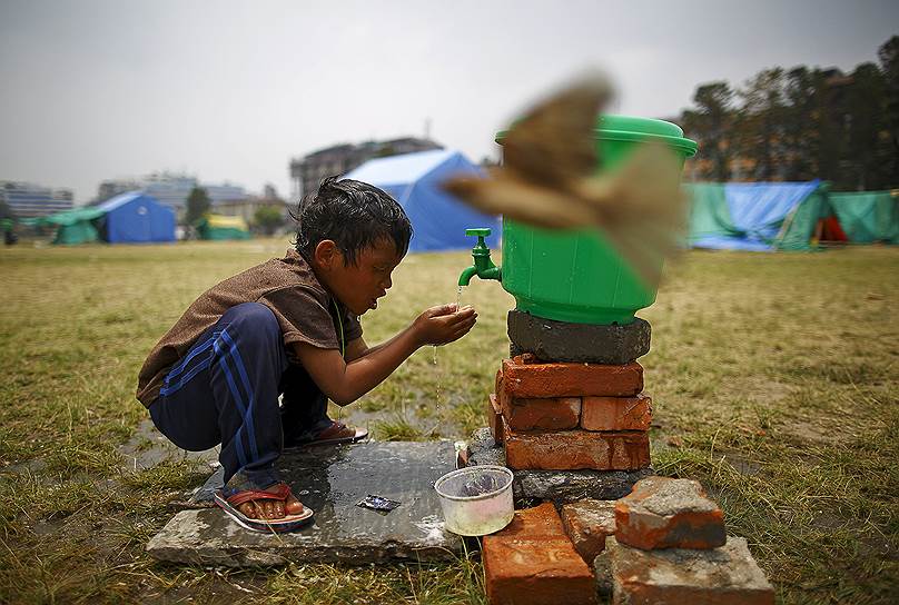 Катманду, Непал. Ребенок, потерявший крышу над головой из-за землетрясения