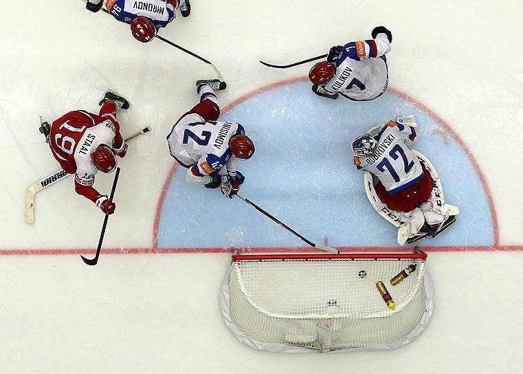 6 мая. На чемпионате мира по хоккею в Чехии сборная России после поражения от американцев отыгралась на аутсайдерах группы B датчанах, которых разгромила со счетом 5:2
