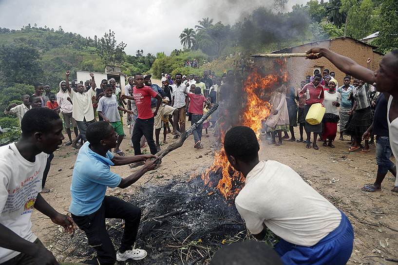 Ранее генеральный секретарь ООН Пан Ги Мун осудил вспышки насилия в стране и направил своего спецпосланника в Бурунди в связи со столкновениями