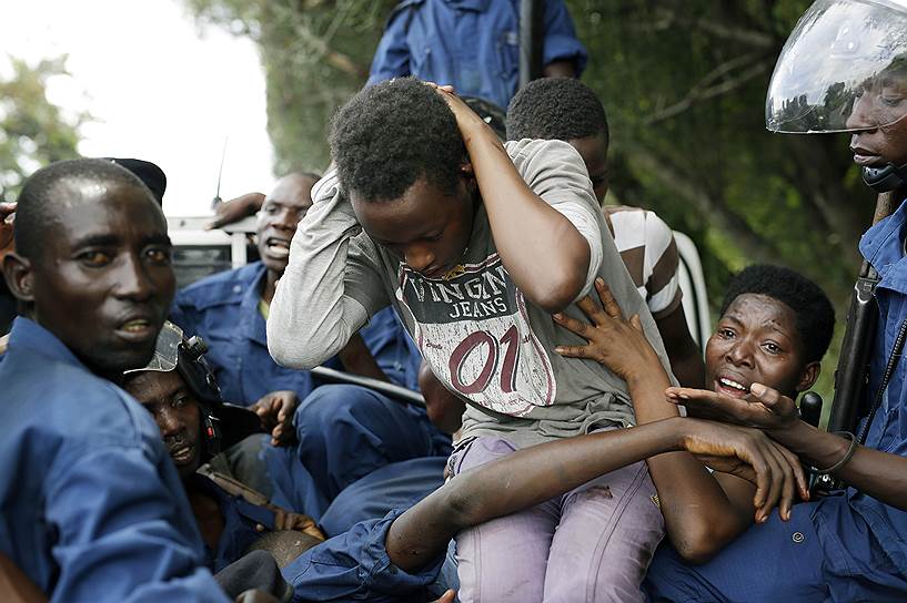 Местные жители бегут в основном в Руанду, президентом которой является представитель народа тутси Поль Кагаме, в то время как Нкурунзиза принадлежит к хуту. Многие опасаются повторения конфликта, который может привести к геноциду, как это было в Руанде в 1994 году 