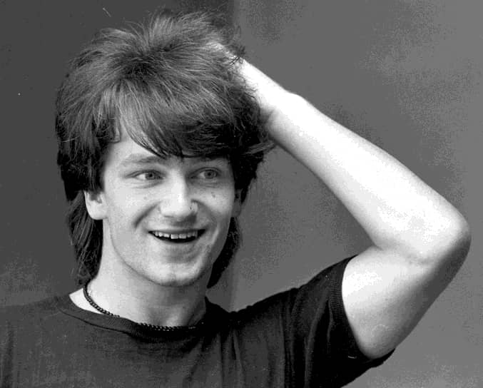 Будущий вокалист ирландской группы U2 Пол Хьюсон родился 10 мая 1960 года в Дублине. В школьные годы он играл в уличной группе Lypton Village и именно в то время получил свой псевдоним — Боно