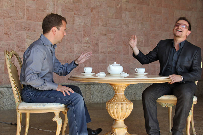 После концерта в Москве лидер U2 встретился в Сочи с президентом России Дмитрием Медведевым и обсудил с ним проблемы стран Африки, вопросы нераспространения инфекционных заболеваний, борьбу с бедностью и многое другое