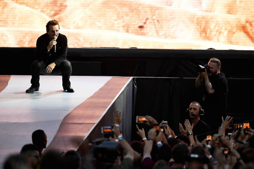 В 2011 году на экраны вышел фильм «Убить Боно», демонстрирующий альтернативный взгляд на успех группы U2. Фильм основан на автобиографической книге Нила Маккормика, школьного друга Боно