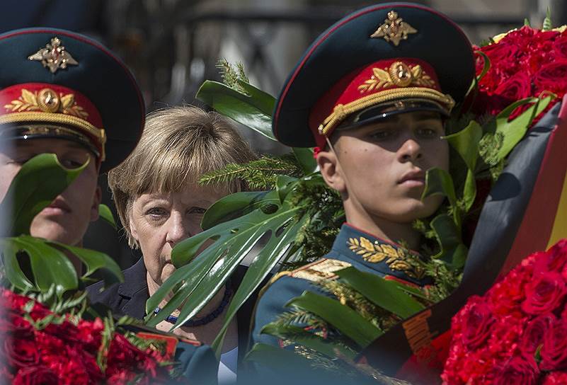 Канцлер Германии Ангела Меркель возложила венок к Могиле Неизвестного Солдата и поговорила с известными