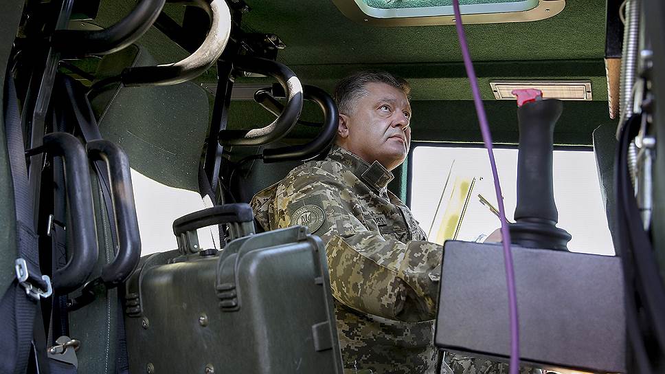 Президент Украины Петр Порошенко посетил учебный полигон вооруженных сил Украины, где заявил, что временное затишье украинская армия использовала, чтобы укрепить собственные позиции в зоне АТО