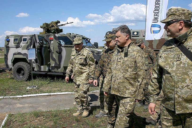 Президент Украины Петр Порошенко (второй справа) 
