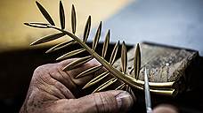 Саму пальмовую ветвь создают семь мастеров в течение 40 часов