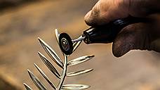 Отлитую ветвь полируют и крепят к хрустальной основе, оставшейся в версии Chopard, но превратившейся в резной прямоугольный пьедестал из горного хрусталя изумрудной огранки