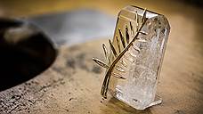 Чтобы получить кристалл нужного для награды качества и размера, Марк Кут и его команда ювелиров начинают работать с камнем весом от трех килограммов: его распиливают, вырезают, гранят, придают форму и полируют в несколько этапов