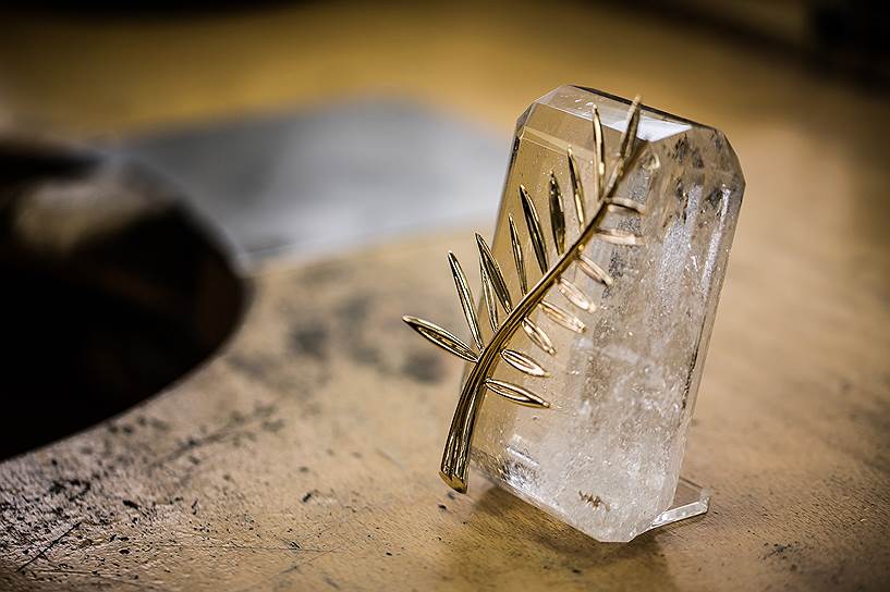 Чтобы получить кристалл нужного для награды качества и размера, Марк Кут и его команда ювелиров начинают работать с камнем весом от трех килограммов: его распиливают, вырезают, гранят, придают форму и полируют в несколько этапов