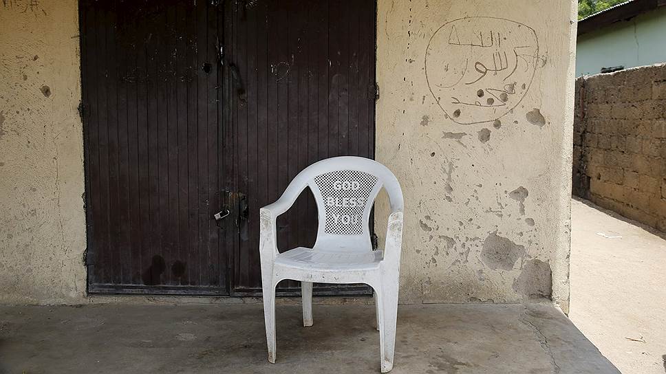 О боевиках напоминает не только брошенное оружие и техника: многие стены и двери домов и церквей исписаны призывами к шариату на арабском языке 