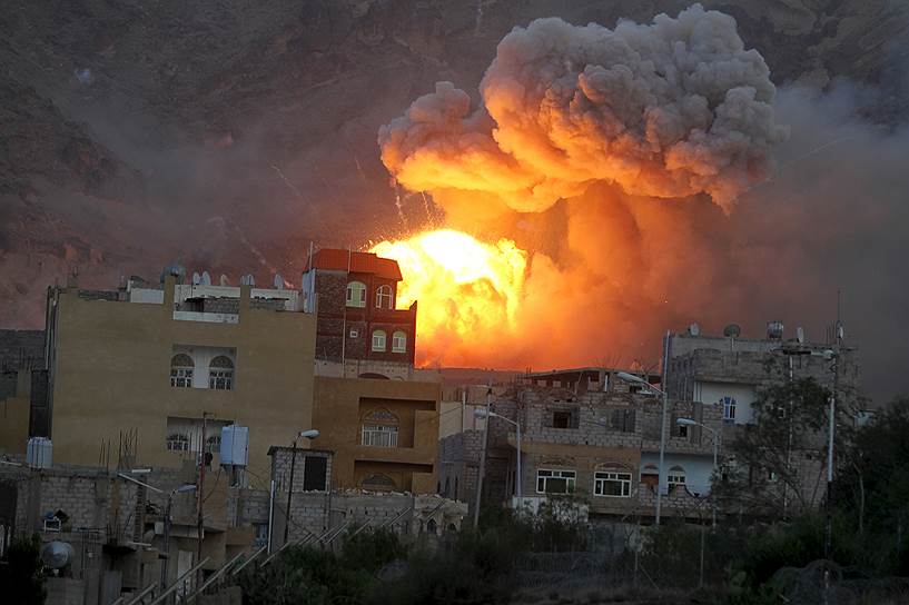 Сана, Йемен. Армейский склад вооружения, попавший под авиаудар 