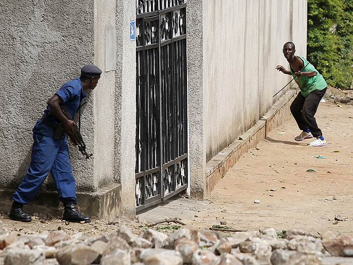 Бужумбура, Бурунди. Столкновения полицейских с протестующими возле здания парламента во время акции протеста против решения президента Бурунди Пьера Нкурунзизы баллотироваться на третий срок