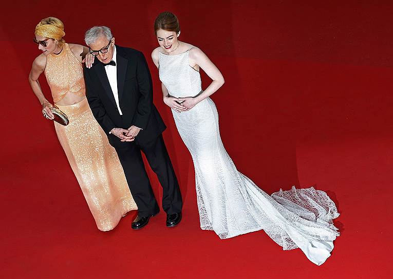 Слева направо: актриса Паркер Поузи, режиссер Вуди Аллен и актриса Эмма Стоун на красной дорожке перед показом фильма «Иррациональный человек»