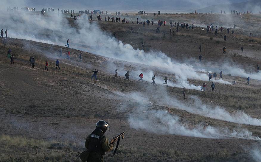 Эль-Альто, Боливия. Разгон демонстрации жителей района Апачета, требующих от правительства строительства новых и ремонта уже существующих дорог