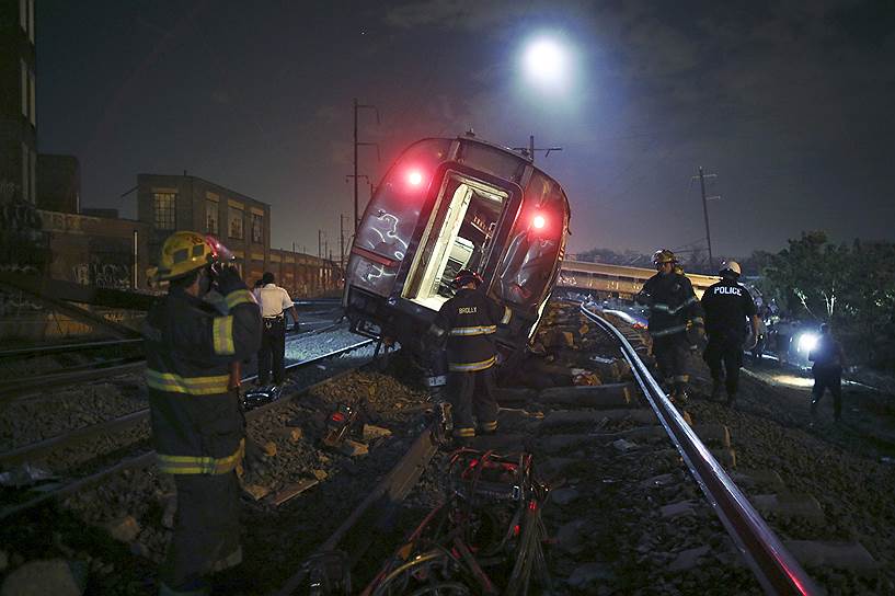 Филадельфия, США. Работа экстренных служб на месте крушения поезда Amtrak