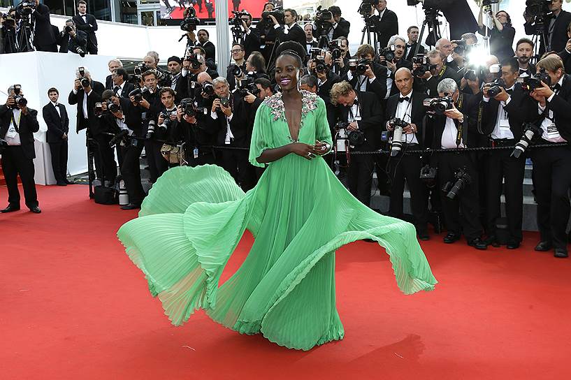 Кенийская актриса Лупита Нионго в платье Gucci и украшениях Chopard 