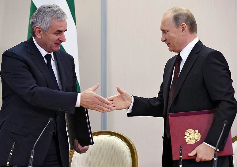 Президент Республики Абхазия Рауль Хаджимба (слева) и президент России Владимир Путин