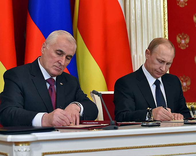 Президент Республики Южная Осетия Леонид Тибилов (слева) и президент России Владимир Путин 