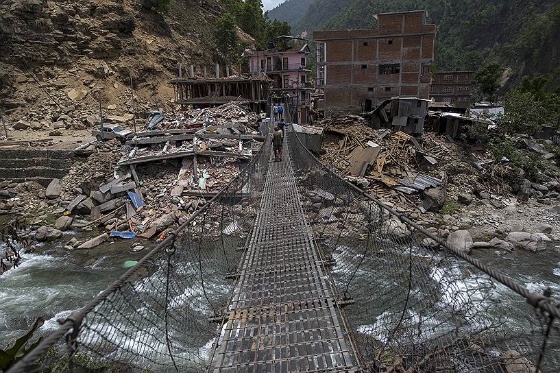 Сингати, Непал. Местные жители рядом с разрушенными в результате землетрясения зданиями