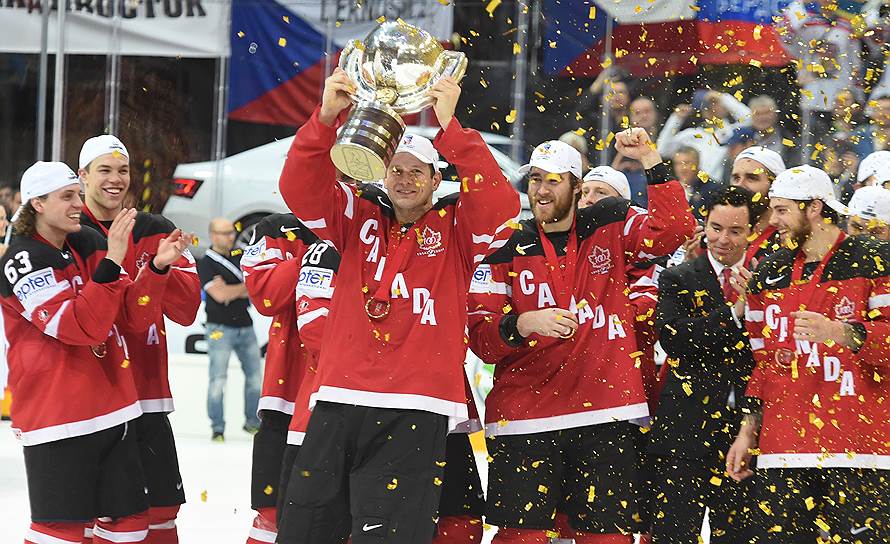 Канадские хоккеисты с кубком чемпионата мира 