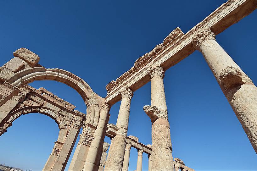 Город находился на пути от Месопотамии к Средиземному морю, и, благодаря своему расположению, быстро стал крупнейшим  центром торговли, ремесел и искусства.
&lt;br>На фото: большая колоннада в Пальмире 